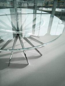 Blat stołu wykonany z PMMA o gr. 30 mm.